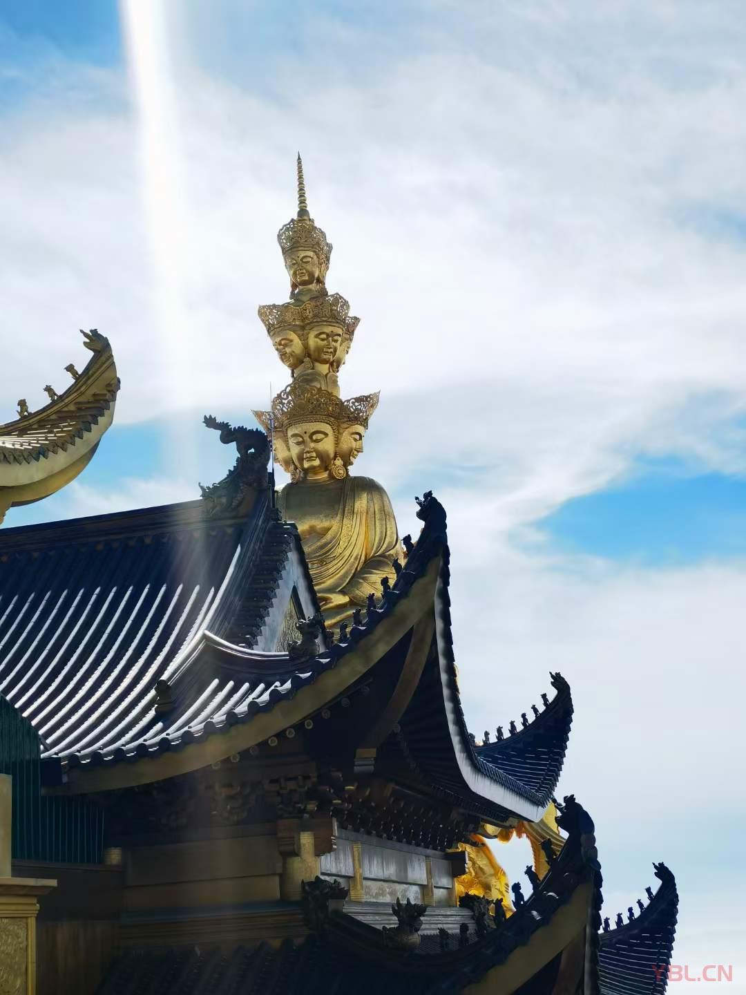 峨眉如畫，煙云飛渡； 金頂惟高，日影映開